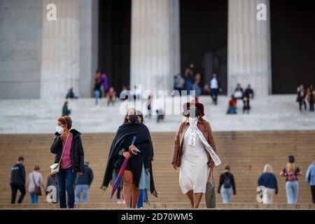 Beijing, États-Unis. 16 octobre 2020. Des personnes portant un masque facial visitent le Lincoln Memorial à Washington, DC, États-Unis, le 16 octobre 2020. Credit: Ting Shen/Xinhua/Alay Live News Banque D'Images