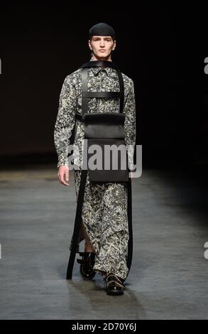 Un modèle porte une création de Craig Green au salon DE la mode MAN, tenu au Old Tri Office de Londres dans le cadre de London Collections: Men AW14. Banque D'Images