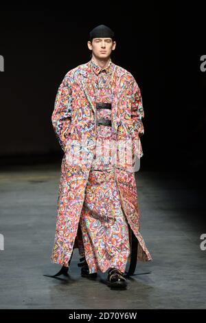 Un modèle porte une création de Craig Green au salon DE la mode MAN, tenu au Old Tri Office de Londres dans le cadre de London Collections: Men AW14. Banque D'Images