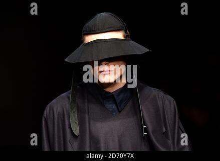 Un modèle porte une création de Craig Green au salon DE la mode MAN, tenu au Old Tri Office de Londres dans le cadre de London Collections: Men AW14. Banque D'Images
