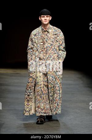 Un modèle porte une création de Craig Green au salon DE la mode MAN, tenu au Old Tri Office de Londres dans le cadre de London Collections: Men AW14. Banque D'Images
