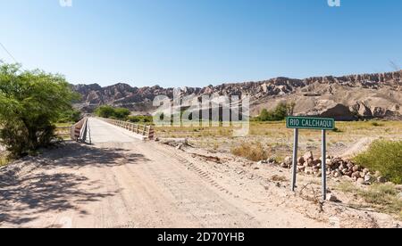 Célèbre Routa 40 traversant Quebrada de Las Flechas dans la région Valles Calchaquies, province de Salta. Amérique du Sud, Argentine, Cafayate, novembre Banque D'Images