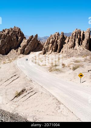 Célèbre Routa 40 traversant Quebrada de Las Flechas dans la région Valles Calchaquies, province de Salta. Amérique du Sud, Argentine, Cafayate, novembre Banque D'Images