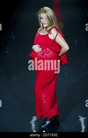 Daphne Oz sur la passerelle au spectacle de mode Go Red for Women: The Heart Truth Red Dress Collection, qui s'est tenu au Lincoln Center à New York, dans le cadre de la Mercedes Benz New York Fashion week F/W 2014. Banque D'Images