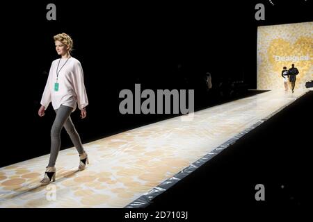 Modèles répétition pour le défilé de mode Desigual, qui s'est tenu au Lincoln Center de New York, dans le cadre de la Mercedes Benz New York Fashion week F/W 2014. Banque D'Images