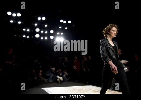 Modèles répétition pour le défilé de mode Desigual, qui s'est tenu au Lincoln Center de New York, dans le cadre de la Mercedes Benz New York Fashion week F/W 2014. Banque D'Images