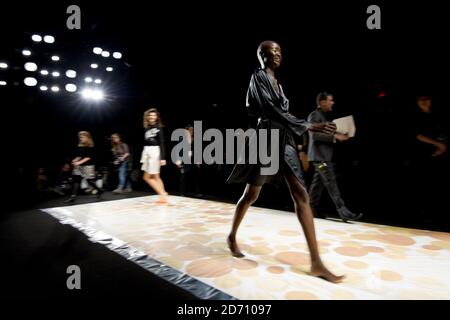 Modèles répétition pour le défilé de mode Desigual, qui s'est tenu au Lincoln Center de New York, dans le cadre de la Mercedes Benz New York Fashion week F/W 2014. Banque D'Images