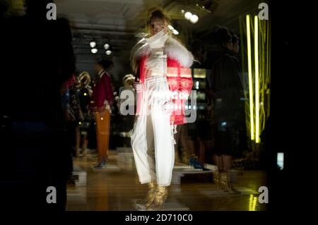 Les modèles présentent de nouveaux modèles au salon de la mode Jerome, qui s'est tenu au Chelsea Market à New York, dans le cadre de la Mercedes Benz New York Fashion week F/W 2014. Banque D'Images