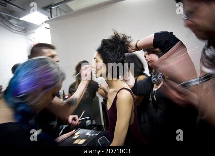 Les modèles se préparent en coulisses au salon de la mode Jerome, qui s'est tenu au Chelsea Market à New York, dans le cadre de la Mercedes Benz New York Fashion week F/W 2014. Banque D'Images