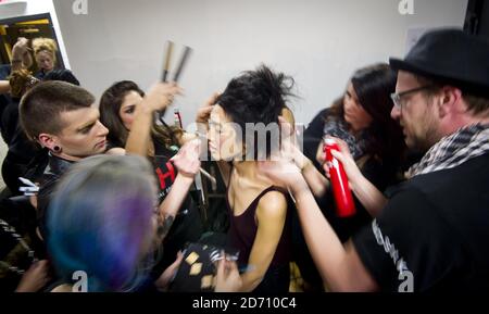 Les modèles se préparent en coulisses au salon de la mode Jerome, qui s'est tenu au Chelsea Market à New York, dans le cadre de la Mercedes Benz New York Fashion week F/W 2014. Banque D'Images