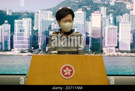 Hong Kong, Chine. 20 octobre 2020. Carrie Lam, chef de la direction de la région administrative spéciale de Hong Kong (HKSAR) en Chine, prend la parole lors d'une séance de presse tenue à Hong Kong, dans le sud de la Chine, le 20 octobre 2020. POUR ALLER AVEC "Hong Kong a besoin d'améliorer la compétitivité pour chercher des résultats gagnant-gagnant avec Shenzhen: HKSAR directeur général" crédit: Lui Siu Wai/Xinhua/Alay Live News Banque D'Images