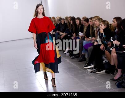 Un modèle sur la passerelle du défilé de mode Issa, qui s'est tenu à la Serpentine Gallery dans le cadre de la London Fashion week. Banque D'Images