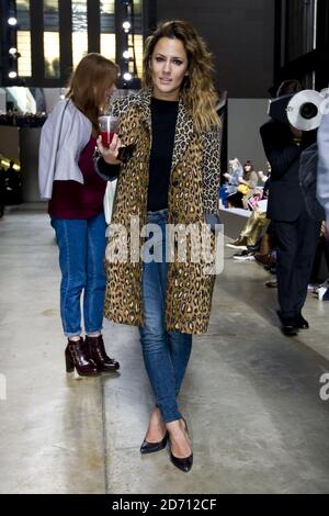 Caroline Flack participe au défilé de mode Fashion East, qui s'est tenu au Tate Modern dans le cadre de la London Fashion week. Banque D'Images