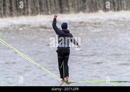 Un marcheur en corde raide au-dessus de la Vltava avec un panorama sur le château de Prague, république tchèque Banque D'Images