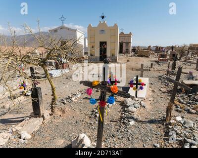 Cimetière traditionnel. Petite ville de Cachi dans la région de Valles Calchaquies, province de Salta. Amérique du Sud, Argentine, novembre Banque D'Images