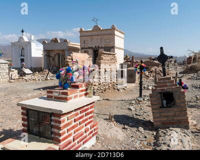 Cimetière traditionnel. Petite ville de Cachi dans la région de Valles Calchaquies, province de Salta. Amérique du Sud, Argentine, novembre Banque D'Images