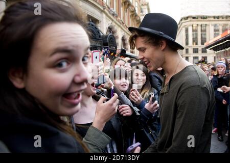 ASHTON Irwin exclusif de 5 secondes d'été arrive à Capital radio à Leicester Square, Londres, où ils étaient invités au grand spectacle Vodafone Big Top 40, animé par Kat Shoob et Marvin Humes. Banque D'Images