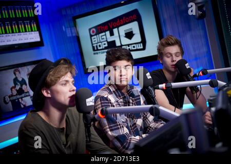 5 secondes d'été EXCLUSIVES (l-r , Ashton Irwin, Calum Hood, Luke Hemmings) photographiées à Capital radio à Leicester Square, Londres, où ils étaient invités au grand spectacle Vodafone Big Top 40, animé par Kat Shoob et Marvin Humes. Banque D'Images