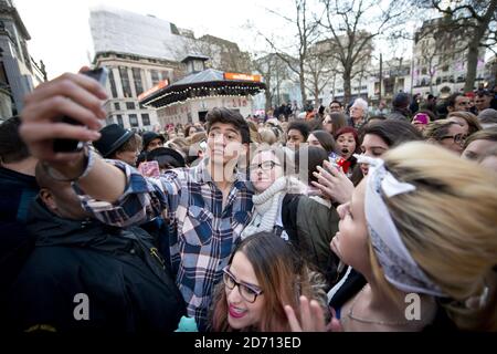 UN CALUM Hood exclusif de 5 secondes d'été arrive à Capital radio à Leicester Square, Londres, où ils étaient invités au grand spectacle Vodafone Big Top 40, organisé par Kat Shoob et Marvin Humes. Banque D'Images