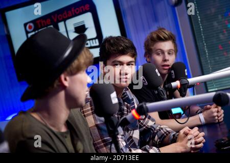 5 secondes d'été EXCLUSIVES (l-r , Ashton Irwin, Calum Hood, Luke Hemmings) photographiées à Capital radio à Leicester Square, Londres, où ils étaient invités au grand spectacle Vodafone Big Top 40, animé par Kat Shoob et Marvin Humes. Banque D'Images