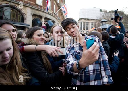 UN CALUM Hood exclusif de 5 secondes d'été arrive à Capital radio à Leicester Square, Londres, où ils étaient invités au grand spectacle Vodafone Big Top 40, organisé par Kat Shoob et Marvin Humes. Banque D'Images