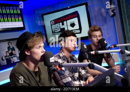 5 secondes d'été EXCLUSIVES (l-r , Ashton Irwin, Calum Hood, Luke Hemmings) photographiées à Capital radio à Leicester Square, Londres, où ils étaient invités au grand spectacle Vodafone Big Top 40, animé par Kat Shoob et Marvin Humes. Banque D'Images