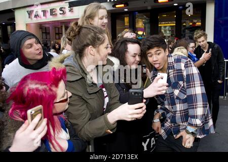 UN CALUM Hood exclusif de 5 secondes d'été arrive à Capital radio à Leicester Square, Londres, où ils étaient invités au grand spectacle Vodafone Big Top 40, organisé par Kat Shoob et Marvin Humes. Banque D'Images