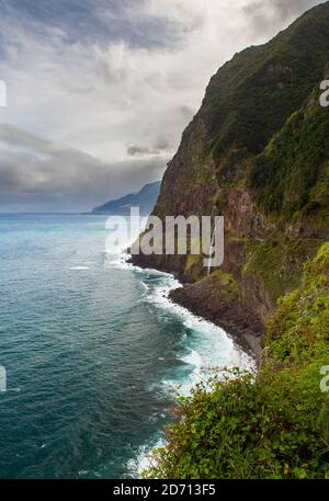 Paysage côtier du point de vue de veu-de-noiva dans le district de Seixal pour l'ancienne route côtière avec chute d'eau et falaises abruptes dans l'île de Madère, Portugal Banque D'Images