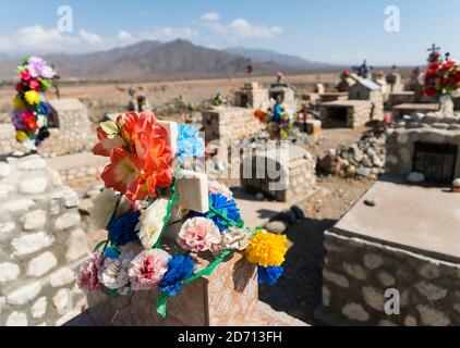 Cimetière traditionnel. Petite ville de Cachi dans la région de Valles Calchaquies, province de Salta. Amérique du Sud, Argentine, novembre Banque D'Images