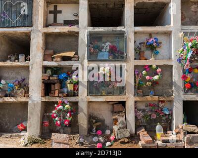 Cimetière traditionnel. Petite ville de Cachi dans la région de Valles Calchaquies, province de Salta. Amérique du Sud, Argentine, novembre Banque D'Images