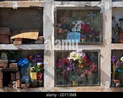 Cimetière traditionnel. Petite ville de Cachi dans la région de Valles Calchaquies, province de Salta. Amérique du Sud, Argentine, novembre Banque D'Images