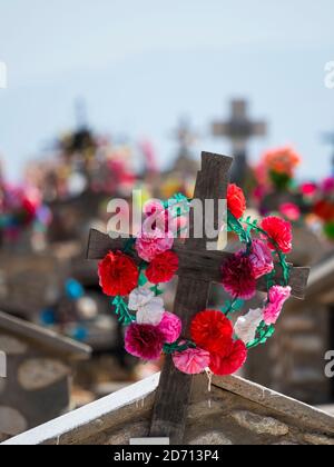 Cimetière traditionnel. Petite ville de Cachi dans la région de Valles Calchaquies, province de Salta. Amérique du Sud, Argentine, novembre Banque D'Images