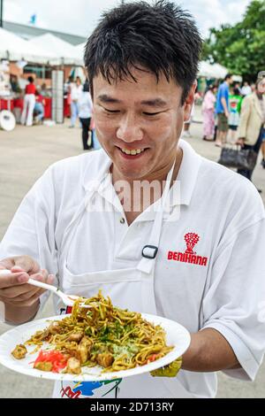 Miami Florida, Bayfront Park Japanese Festival annuel homme asiatique mangeant chow mein Benihana chef cuisinier, Banque D'Images