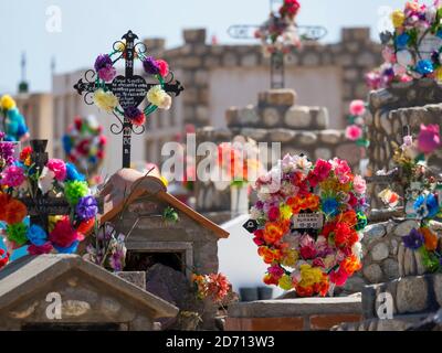 Cimetière traditionnel. Petite ville de Cachi dans la région de Valles Calchaquies, province de Salta. Amérique du Sud, Argentine, novembre Banque D'Images