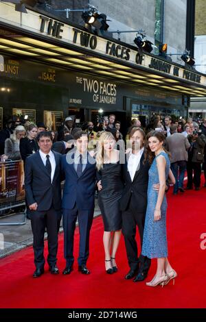 (l-r) Hossein Amini, Oscar Issac, Kirsten Dunst, Viggo Mortensen et Daisy Bevan photographiés à la première des deux visages de janvier, au Curzon Mayfair à Londres. Banque D'Images