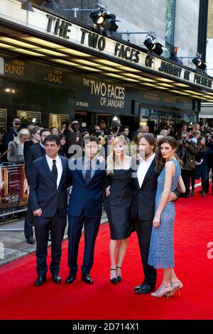 (l-r) Hossein Amini, Oscar Issac, Kirsten Dunst, Viggo Mortensen et Daisy Bevan photographiés à la première des deux visages de janvier, au Curzon Mayfair à Londres. Banque D'Images