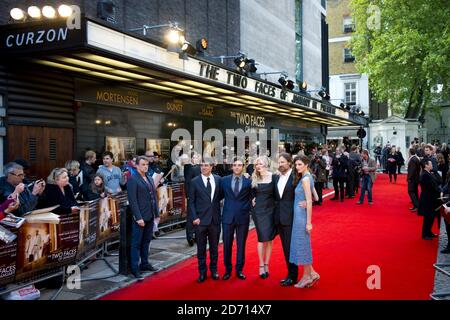 (l-r) Hossein Amini, Oscar Issac, Kirsten Dunst, Viggo Mortensen et Daisy Bevan photographiés à la première des deux visages de janvier, au Curzon Mayfair à Londres. Banque D'Images