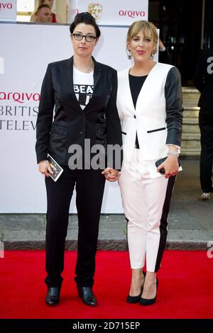 Sue Perkins et Mel Giedroyc arrivent aux Arqiva British Academy Television Awards 2014 au Theatre Royal, Drury Lane, Londres. Banque D'Images