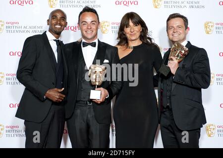 Anthony McPartlin et Declan Donnelly (à droite) avec le Entertainment Performance Award pour Ant et DEC samedi soir Takeaway, aux côtés des présentateurs Mo Farah (à l'extrême gauche) et Davina McCall, aux Arqiva British Academy Television Awards 2014 au Theatre Royal, Drury Lane, Londres. Banque D'Images