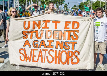 Miami Florida,Biscayne Boulevard,zone de libre-échange des Américains Summit manifestations de la ZLEA,les manifestants signe des affiches des étudiants Unis contre les magasins de sweatshops, Banque D'Images