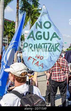 Miami Florida,Biscayne Boulevard,zone de libre-échange des Américains Sommet de la ZLEA manifestations, les manifestants signe des affiches privatisation privatisation de la Spanish la Banque D'Images