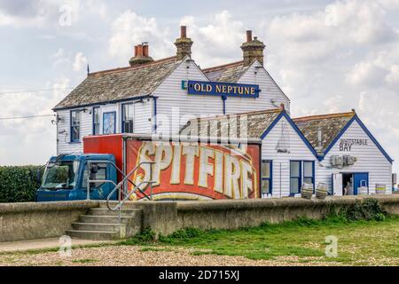 Le camion Shepherd Neame livre de la bière Spitfire au pub Old Neptune de Whitstable. Banque D'Images