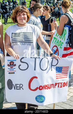 Miami Florida,Biscayne Boulevard,zone de libre-échange des Américains Summit manifestations de la ZLEA,manifestant fille tenant une affiche, Banque D'Images