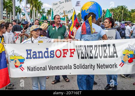 Miami Florida,Biscayne Boulevard,zone de libre-échange des Américains Sommet de la ZLEA manifestations, les manifestants bannière Venezuela, Banque D'Images