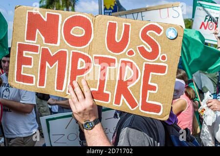 Miami Florida,Biscayne Boulevard,zone de libre-échange des Américains Summit ZLEA manifestations,le manifestant tient une affiche, Banque D'Images