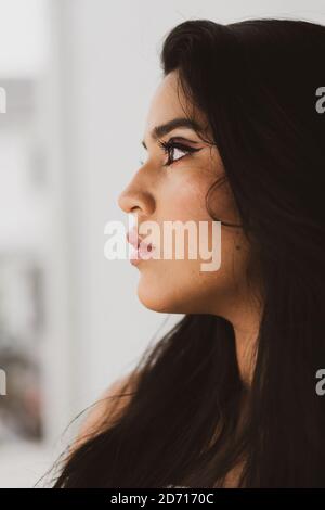 Jeune femme latine regarde profondément Banque D'Images