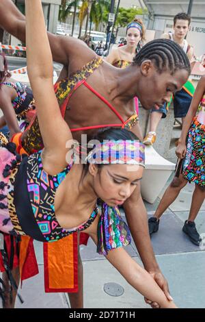 Miami Florida, Flagler Street, le maire Alex Penelas Health & Fitness Challenge, Black African Hispanic man femme couple danseuses perform, Banque D'Images