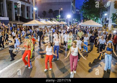 Miami Florida, Flagler Street, maire Alex Penelas Health & Fitness Challenge, femme hispanique femmes entraînement entraînement entraînement entraînement Zumba Salsa cours d'aérobic, Banque D'Images