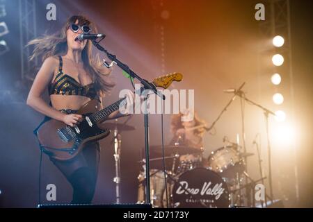 Deap Vally se présentant au Festival de l'île de Wight, à Newport sur l'île de Wight. Banque D'Images