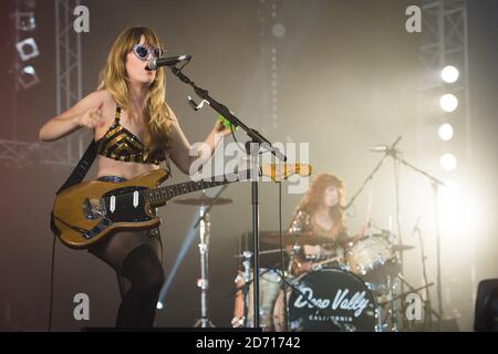 Deap Vally se présentant au Festival de l'île de Wight, à Newport sur l'île de Wight. Banque D'Images